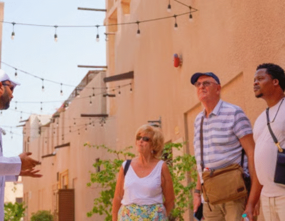 Dubai: Al Fahidi Guided Walking Tour with Street Food Delights